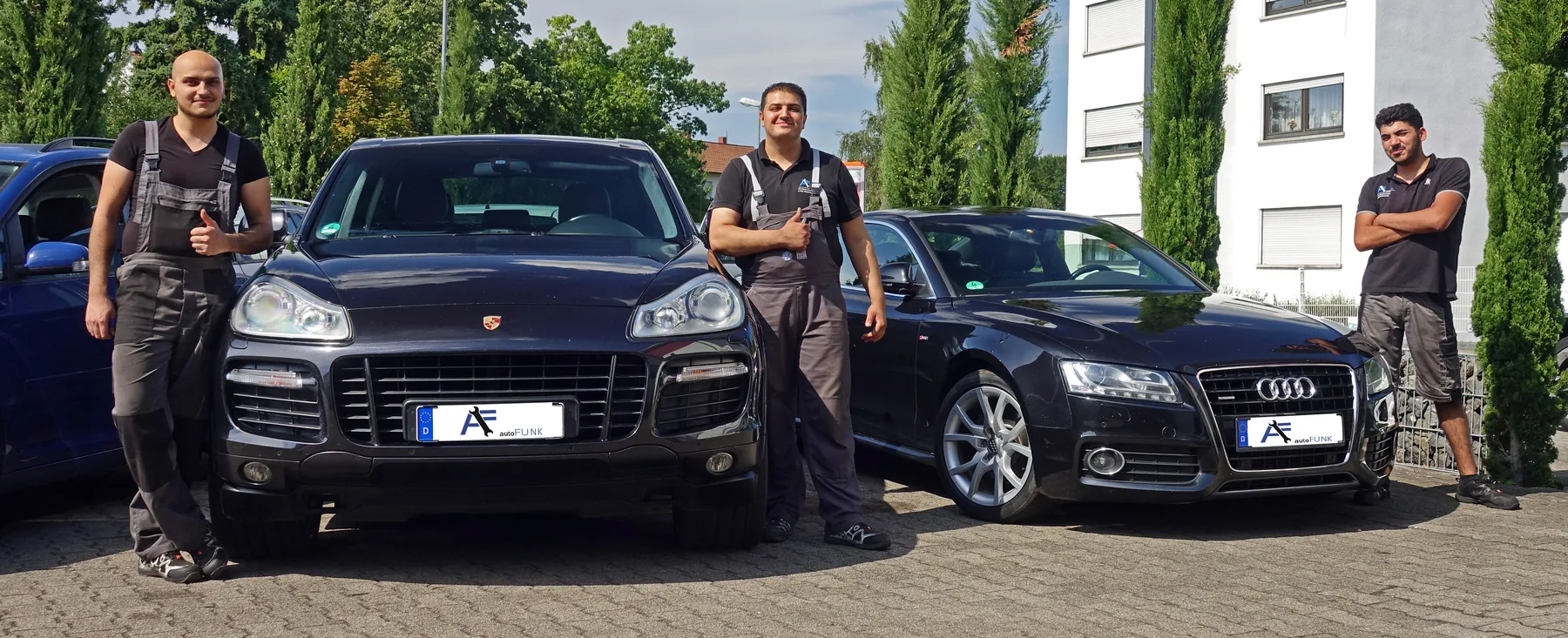 Das autoFUNK-Team vor Kundenfahrzeugen