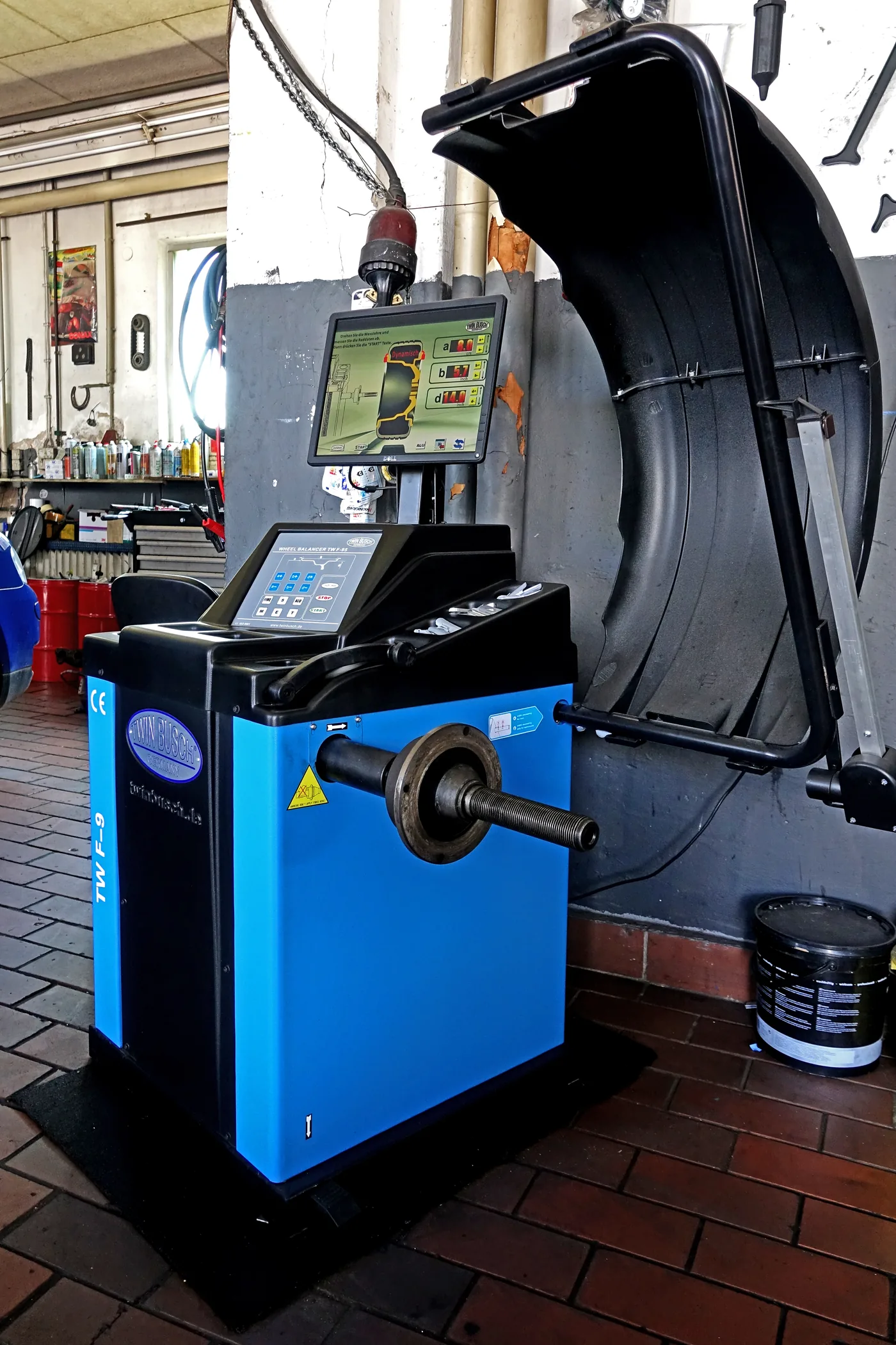 Radauswuchtmaschine in der autoFUNK-Werkstatt